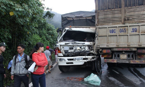 Tai nạn liên hoàn trên đèo Bảo Lộc: Xe rơi xuống vực, xe đâm vách núi