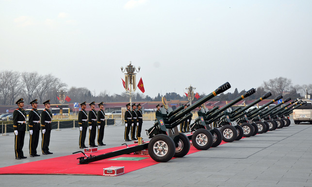 Toàn cảnh lễ bắn đại bác chào mừng chuyến thăm Trung Quốc của Tổng Bí Thư Nguyễn Phú Trọng.