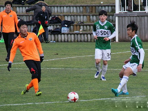 Xuan Truong co nhieu co hoi da chinh tai Gangwon FC hinh anh