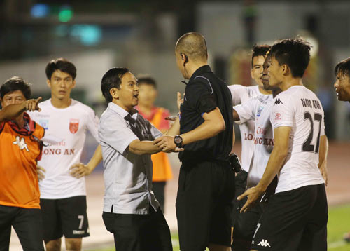 Cho ban linh cua ban to chuc V.League 2017 hinh anh