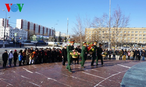 Dâng hoa tượng đài Bác Hồ và Tổng bí thư Lê Duẩn ở thủ đô Moscow