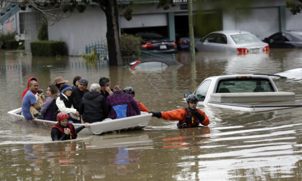 14.000 dân California sơ tán sau trận lũ lớn nhất 100 năm