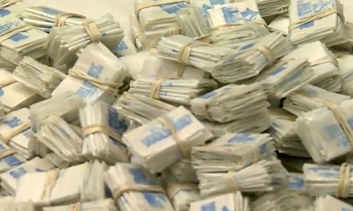 Mỹ tịch thu 5.500 gói ma túy kẹp ảnh tân Tổng thống Mỹ Donald Trump