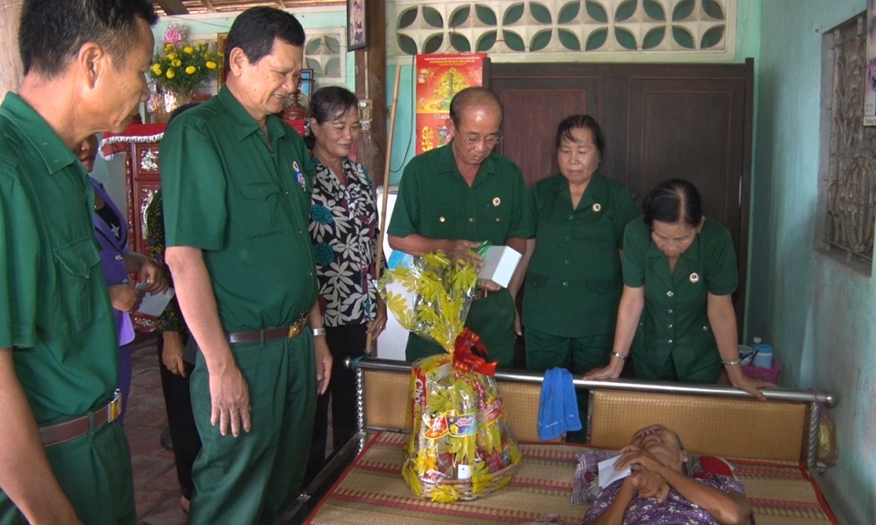 Hội cựu chiến binh Đức Hòa thăm và tặng quà cựu nữ pháo binh Long An