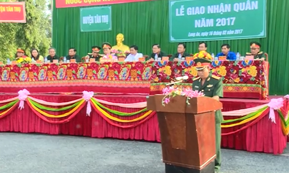 Long An tưng bừng tổ chức giao, nhận quân năm 2017.