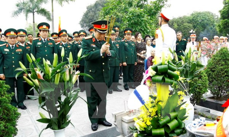 Dâng hương tưởng niệm 100 năm ngày sinh Đại tướng Văn Tiến Dũng