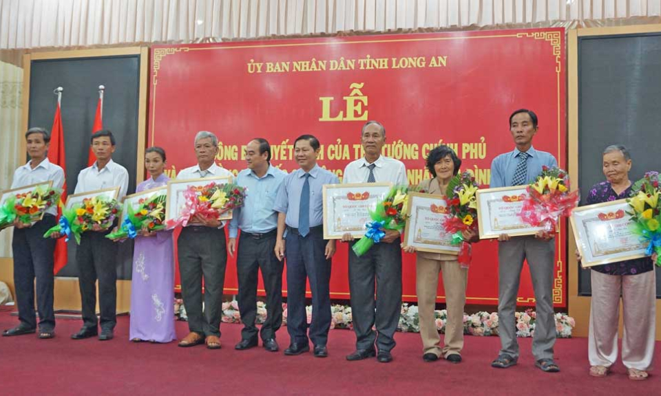 Long An: Trao bằng &#8220;Tổ quốc ghi công&#8221; cho 8 thân nhân gia đình liệt sĩ