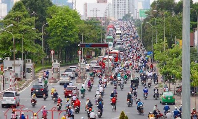 Dòng người ‘chôn chân’ trên cầu Bình Triệu 2 trong sáng ngày đi làm đầu tiên sau nghỉ lễ