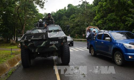 Philippines triển khai trực thăng, xe bọc thép tại Marawi