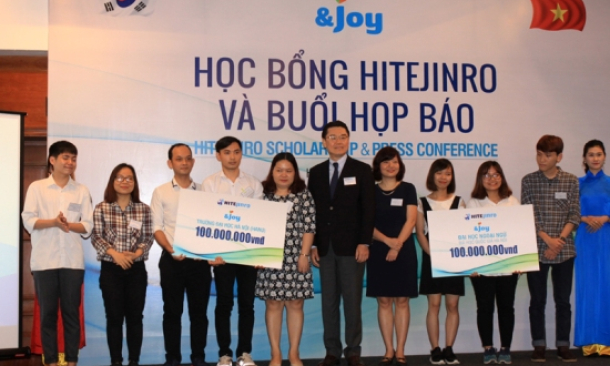 200 triệu đồng học bổng cho sinh viên xuất sắc