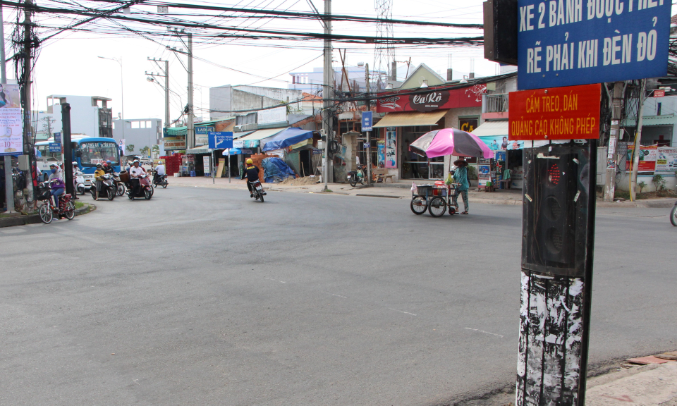 Long An: tình trạng treo, dán quảng cáo vẫn còn diễn ra