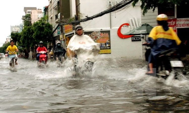 TP Hồ Chí Minh: Nhiều tuyến đường bị ngập nặng trong cơn mưa lớn