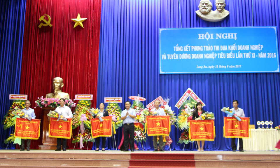 Long An: Tổng kết phong trào thi đua khối DN và tuyên dương DN tiêu biểu năm 2016