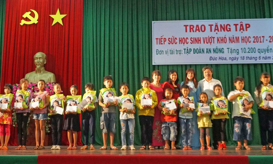 Tập đoàn An Nông tặng 100 suất học bổng và hơn 10.000 quyển tập tiếp sức học sinh vượt khó ở Đức Hòa