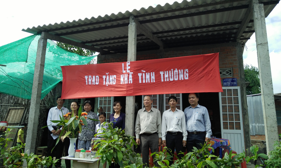 Hội Khuyến học TPTA trao nhà tình thương cho em Hồ thị Bích Ngọc