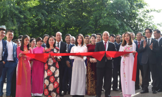 Thủ tướng cắt băng khánh thành trụ sở mới của Đại sứ quán Việt Nam tại Hà Lan
