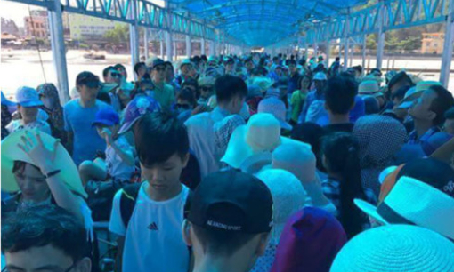 10.000 du khách mắc kẹt ở huyện đảo Cô Tô về đất liền an toàn