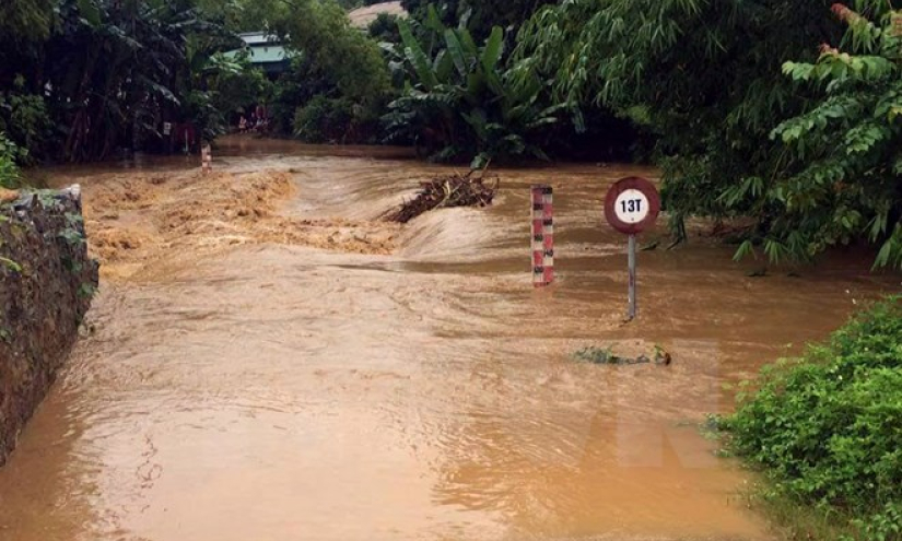 Xe chở cán bộ kiểm tra giao thông bị lũ cuốn trôi, 2 người tử vong