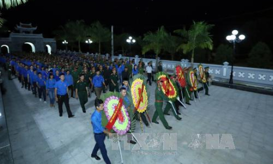 Dâng hương tưởng niệm các anh hùng liệt sỹ tại Nghĩa trang Liệt sỹ Tông Khao