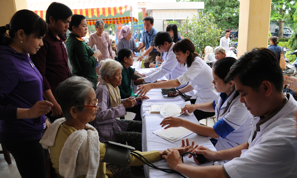 Bệnh viện Quân dân y Miền Đông và Văn Phòng QH khám bệnh, tặng quà cho gia đình chính sách trong tỉnh.