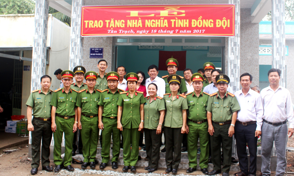 Bộ công an, lãnh đạo tỉnh Long An giao nhà nghĩa tình đồng đội và tặng quà cho gia đình chính sách tại Cần Đước