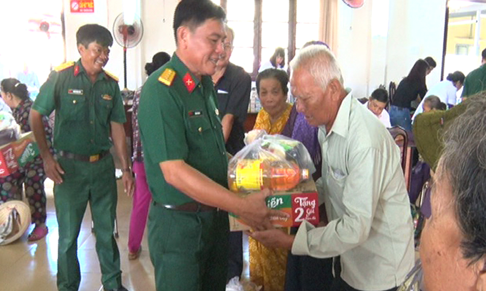 Châu Thành, Bến Lức: Họp mặt, tặng quà kỷ niệm 70 năm Ngày thương binh liệt sĩ