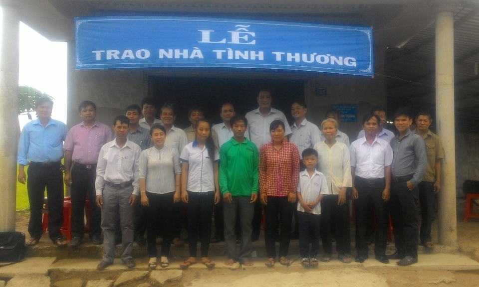 Tân Thạnh trao nhà tình thương tại xã điểm về nguồn