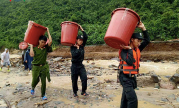 Hàng trăm chiến sĩ công an Sơn La hết lòng giúp dân vùng lũ Mường La