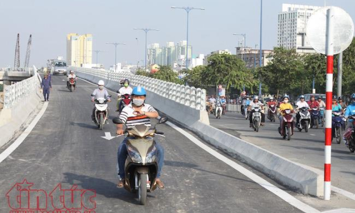 Thông xe nhánh cầu vượt Nguyễn Tri Phương giải toả ách tắc giao thông khu vực