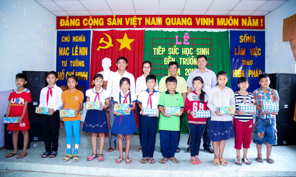 Tân Trụ: tặng quà cho học sinh trước thềm năm học mới