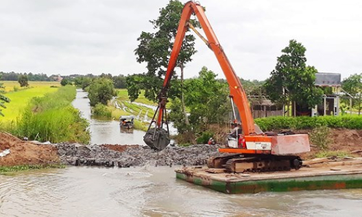 Tân Hưng gia cố trên 22km đê bao bảo vệ lúa Hè thu