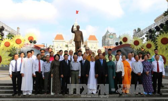 Lãnh đạo TP Hồ Chí minh dâng hương tưởng niệm Chủ tịch Hồ Chí Minh