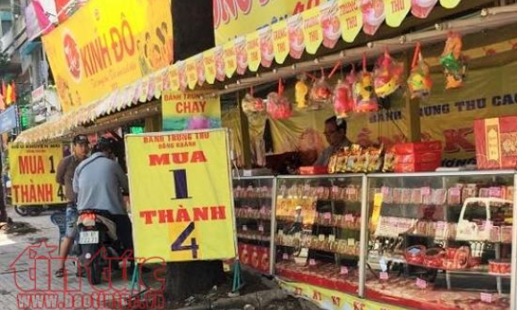 Cửa hàng bánh Trung thu &#8216;tung chiêu&#8217; mua 1 được 4