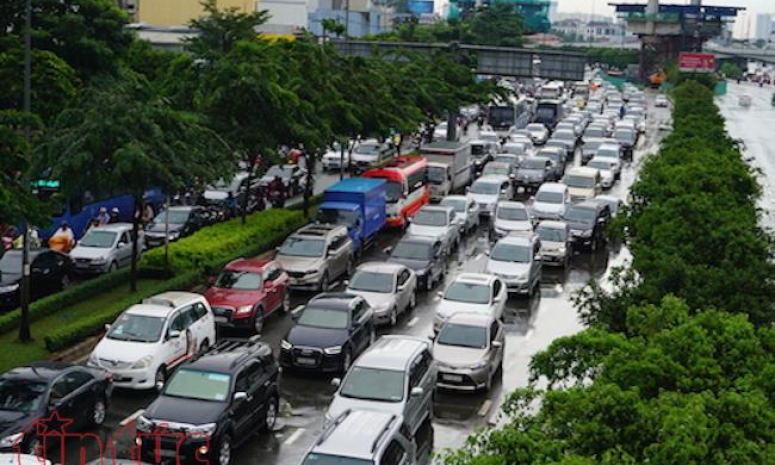 Giao thông TP Hồ Chí Minh hỗn loạn vì mưa lớn do ảnh hưởng bão số 10