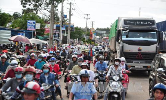 Lái xe lại dùng tiền lẻ mua vé qua trạm thu phí Biên Hòa – Đồng Nai