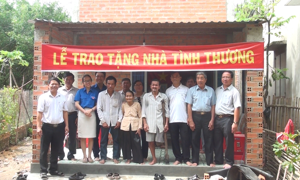 Đức Hòa: Trao nhà tình thương cho hộ nghèo