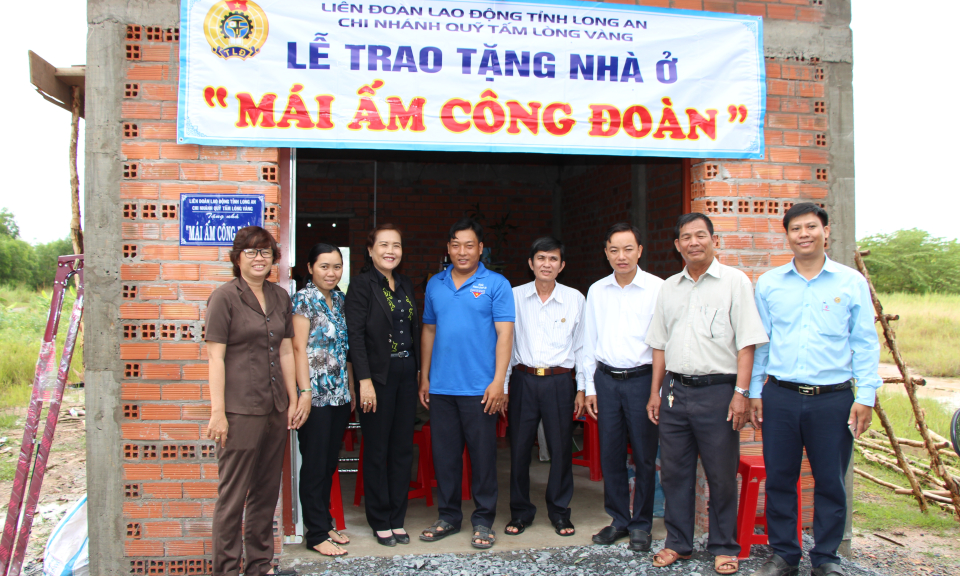 Thủ Thừa: Trao tặng mái ấm công đoàn