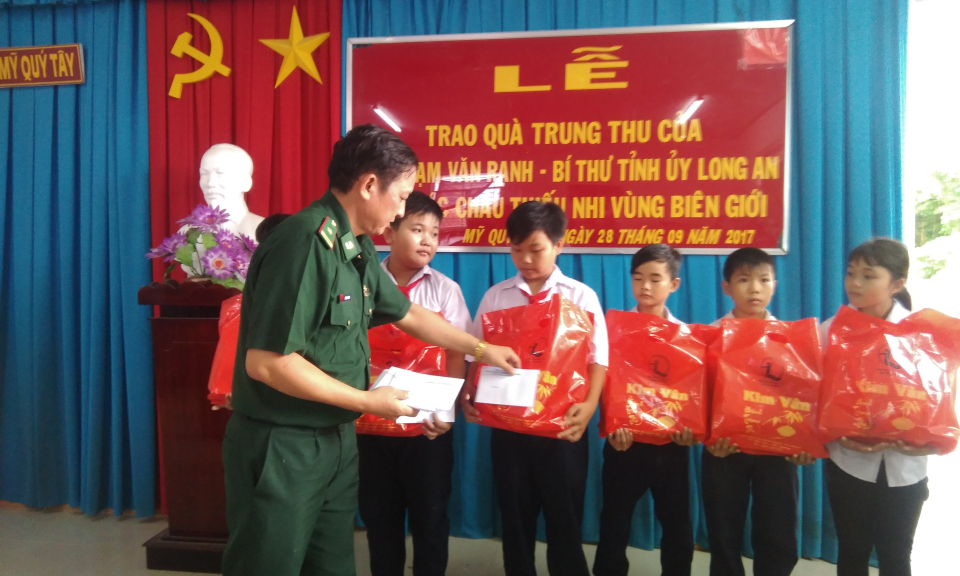 Đức Huệ trao quà trung thu cho trẻ em