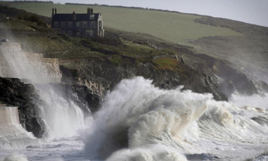 Bão Ophelia đổ bộ Ireland gây thiệt hại nghiêm trọng