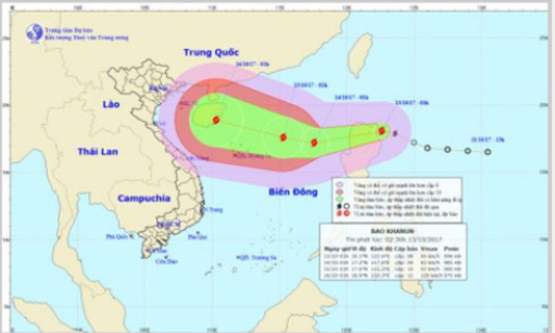 Bão Khanun tiến gần Hoàng Sa, sức gió mạnh lên có thể giật tới cấp 13