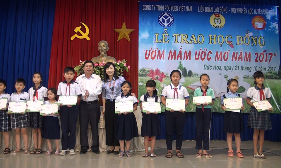 Đức Hòa trao học bổng “Ươm mầm ước mơ năm 2017”