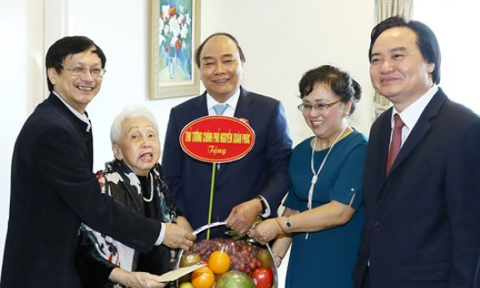 Thủ tướng Nguyễn Xuân Phúc thăm và chúc mừng các nhà giáo