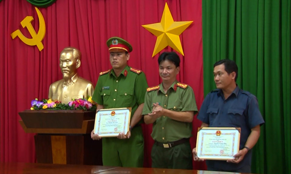 Khen thưởng đột xuất các tập thể, cá nhân trong truy bắt đối tượng trộm cắp tài sản