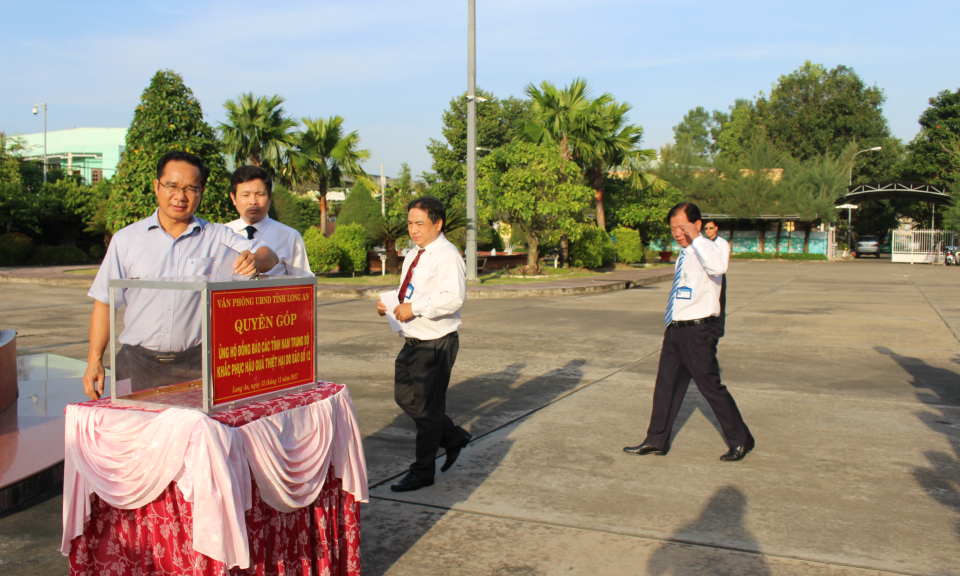 Văn phòng UBND tỉnh Long An quyên góp, ủng hộ đồng bào bị thiệt hại do bão số 12