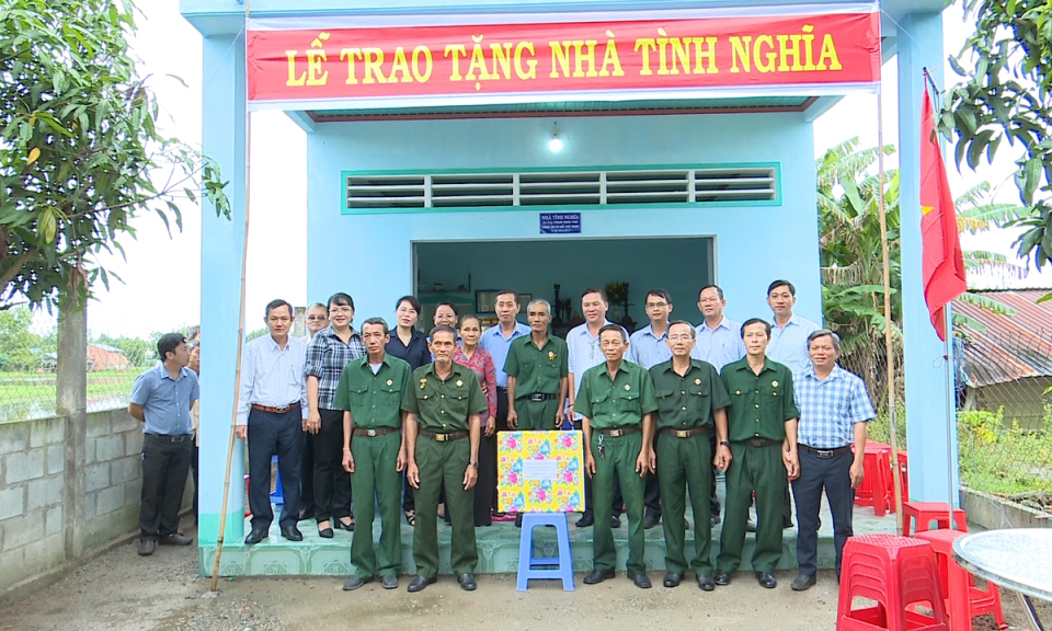 Đức Hòa : Trao nhà tình nghĩa cho thương binh