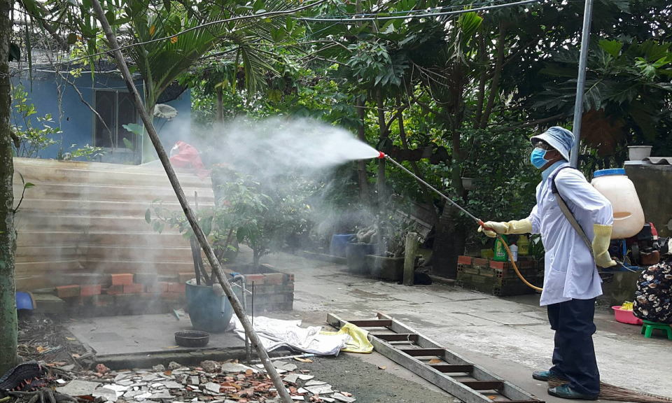 Tăng cường công tác vệ sinh khử trùng tiêu độc môi trường phòng bệnh cho đàn vật nuôi