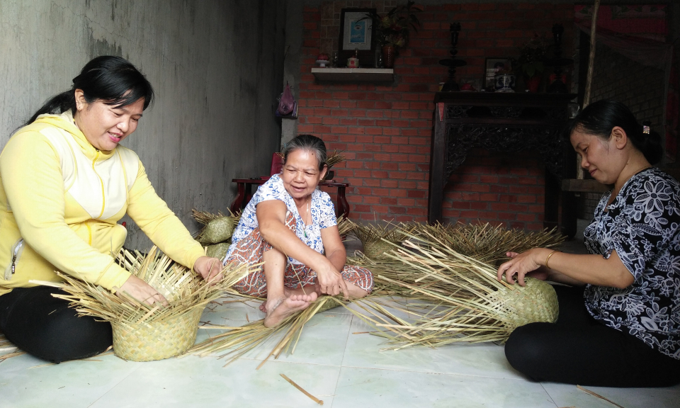 TP. Tân An: Mô hình đan nón bàng của phụ nữ Tân Khánh