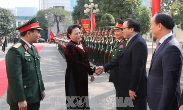 Chủ tịch Quốc hội Nguyễn Thị Kim Ngân thăm và làm việc với Bộ Tư lệnh Thủ đô Hà Nội