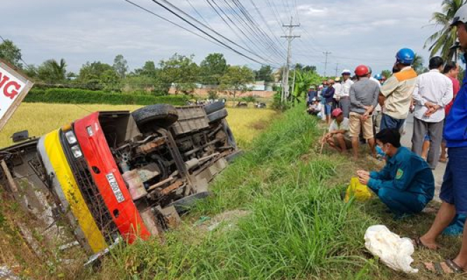 Tránh xe máy, xe buýt lật xuống ruộng sâu khiến 21 người thương vong