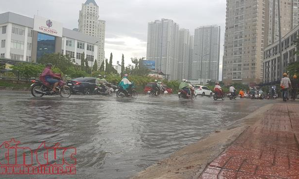 Siêu máy bơm ở TP Hồ Chí Minh ‘đuối sức’ trước nước sông kết hợp mưa to